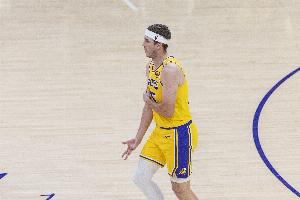 明夏能跳出合同！某高管：我认为里夫斯下份合同会拿3000万+年薪