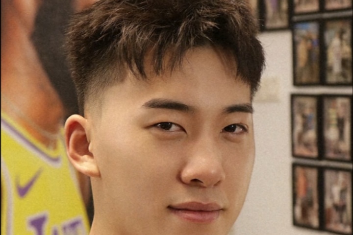 “暑假工”打完了！中国男篮前锋王俊杰的最新发型 你给几分？