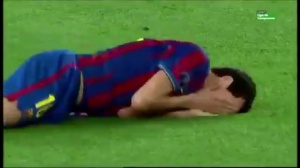 经典一幕！😂布斯克茨倒地惊鸿一瞥