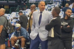 独行侠总经理尼克-哈里森和著名经纪人富保罗场边畅聊