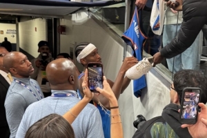 爆砍55分！生涯之夜！亚历山大赛后给客场球迷签名