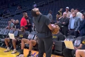 蒙的吧💀小吧观看湖人赛前训练 斯玛特底角背投超远三分命中