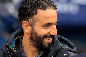 曼联总计327次在老特拉福德半场领先，收获302胜25平