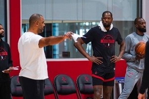 今日对阵篮网力争首胜！火箭官方晒球队训练照 赛季至今两连败